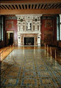 Vue du sol carrelé et de la cheminée dans le Grand Hall