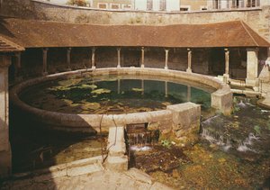 Vue du lavoir construit autour de la Fosse Dionne
