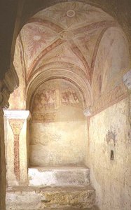 Vue de la partie ouest de la crypte avec des peintures murales représentant deux épisodes du martyre de Saint Étienne