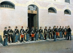 Classes de marche : les gardes républicains nouvellement admis sont sous-officiers ; ils reprennent leurs cours à pied sous la direction d