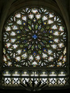 Fenêtre S rose représentant la rose sud, construite au début du XVIe siècle, contient une grande partie de son verre décoratif d