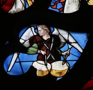 Vitrail représentant un ange musicien - French School