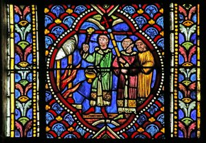 Vitrail représentant une scène de la vie de Saint Artheme : Un incendie dans la ville de Clermont nécessite le déplacement des reliques des saints. Une procession transporte le reliquaire et arrive à l