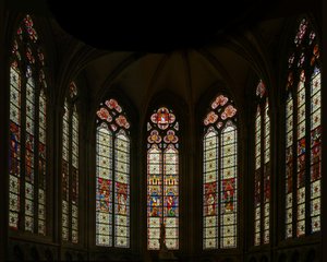 Fenêtre représentant une vue de la chapelle est : les trois fenêtres centrales sont modernes mais les autres appartiennent à la fin du XIIIe siècle