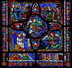 Fenêtre représentant la première section de la fenêtre w7 ; Au centre se trouvent les Reliques de la Passion (la Croix et la Lance) ; ailleurs des moines disputant et des panneaux interpolés du Jugement Dernier