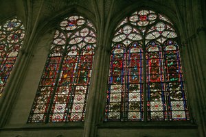Fenêtre représentant le côté nord du chœur avec les fenêtres en bande du triforium en vitrail - French School