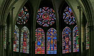 Fenêtre w100 représentant une vue des fenêtres du triforium à l