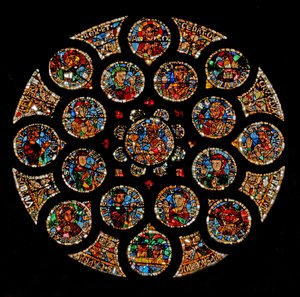 Fenêtre w108 représentant la Nouvelle Alliance : en haut, le Christ (Alpha et Omega), puis les quatre symboles des Évangélistes formant un carré, deux Vertus aux extrémités gauche et droite, et l