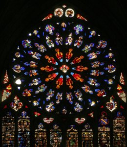 Fenêtre w135 représentant Dieu, séraphins, anges musiciens et dix des Apôtres. Les lancettes en dessous contiennent des figures de la fin du XVIe siècle, les saints patrons des chanoines de l
