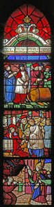 Fenêtre w19 représentant la Vie de Saint Remi. En bas : délivre une âme possédée. Centre : se voit offrir l