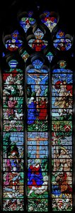 Fenêtre w25 représentant la Crucifixion avec Saint Hubert et Saint Christophe ; en dessous, le donateur Louis de Roncherolles et sa femme Françoise de Halluin avec Saint Louis et Saint François