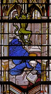 Fenêtre w27 représentant Saint Martin tombe dans les escaliers : un diable célèbre
