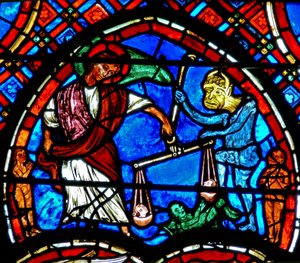Fenêtre w4 représentant une scène du Jugement Dernier : Saint Michel pesant les âmes - French School