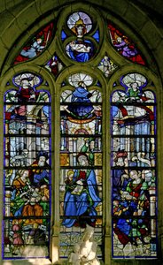 Fenêtre w6 représentant Sainte Anne enseignant la lecture à la Vierge ; Marie Jacobe et Marie Salomé et leurs familles ; David, Asa, Josias au-dessus