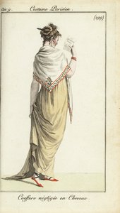 Femme avec une coiffure décontractée lisant un magazine de mode