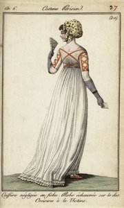 Femme en robe à rubans croisés style victime