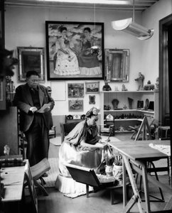 Les peintres mexicains Frida Kahlo (1907-1954) et Diego Rivera (1886-1957) dans leur atelier en 1948 (photo n/b) - Frida Kahlo