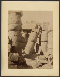 (Karnak) Gd. Temple, salle hypostyle, interieur, colonne penchee - G. Lekegian