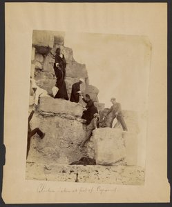 [Photo prise au pied des pyramides]. - G. Lekegian