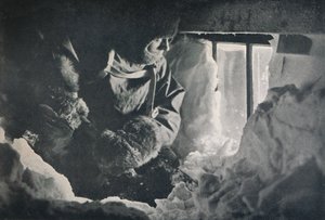 Déblayage de la neige de la fenêtre de la cabane au Cap Adare, c1911, 1913 - G. Murray Levick