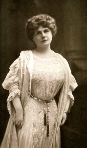 Marie Corelli, romancière britannique, 1909 - Gabell