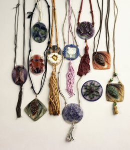 Pendentifs en pâte de verre, vers les années 1920