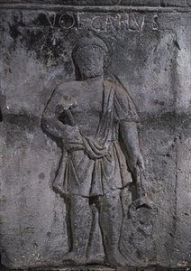 Chapiteau du pilier des Nautes représentant Vulcain tenant un marteau - Gallo Roman