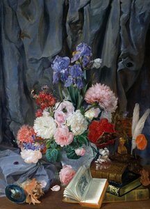 Nature morte avec vase de fleurs coupées, coquillages et livres