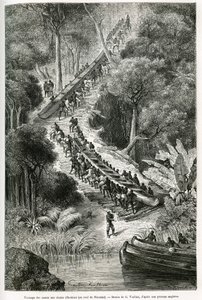 Traînant des canoës aux chutes d