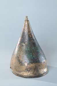 Casque avec décoration incisée, d