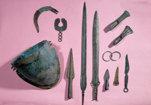 Art gaulois : casque en bronze, hache, faucille, ornement, épée, bracelet, pointe de Theil à Billy sur Loir. 1150 - 950 av. J.-C. Saint-Germain-en-Laye, Musée des Antiquités - Gaulish Gaulish