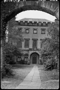 Mur avec arche devant le n° 9, The College, County Durham - George Bernard Wood