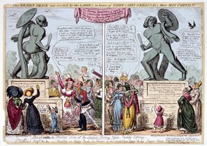 Femmes admirant la statue d