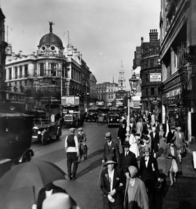 Le Strand avec le théâtre Gaiety à gauche et St Clement Danes, Westminster, Londres