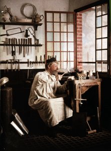 Orfèvre dans son atelier, autochrome par Georges Henry, v. 1910 - George F. Henry