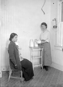 Margaret Sanger avec sa collègue Fania Mindell, à la clinique de Brownsville, Brooklyn, vers 1916 - George Grantham Bain
