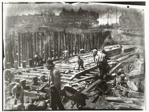Ouvriers au travail dans une tranchée de construction à la Van Diemenstraat à Amsterdam - George Hendrik Breitner