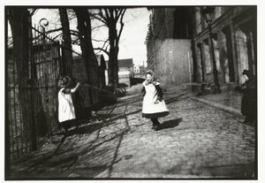 Des enfants jouant devant l