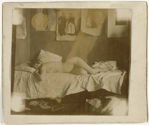 Marie Jordan nue allongée sur un lit