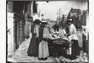 Vente de rue depuis une charrette à bras sur le Rokin à Amsterdam - George Hendrik Breitner
