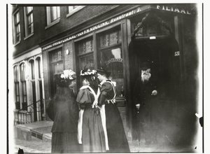 Quatre jeunes femmes dans la rue devant le bar Koggink dans la Runstraat à Amsterdam - George Hendrik Breitner