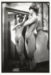 Nu féminin devant un miroir