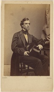 [Homme assis, tenant un chapeau haut de forme] - George Kendall Warren
