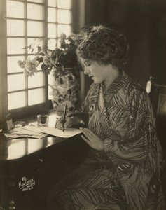 Mary Pickford, portant un kimono, écrivant à un bureau, c.1918 - Bartolome Esteban and studio Murillo