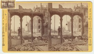 Stéréographe du palais de justice vu à travers les ruines du côté est de Clark Street après l