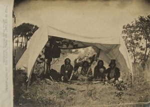 "Loup sur la colline" et sa femme; Petit Taureau et sa femme (Apaches) délégués au grand conseil annuel - George W. Ingalls