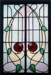 Un panneau en vitrail représentant des roses stylisées