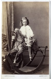 Jeune fille assise sur un cheval à bascule, 1860s - George Washington Wilson