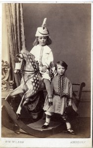 Jeune fille avec chapeau sur un cheval à bascule avec une autre fille debout à côté, 1860s