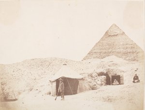 Le photographe devant sa tente sur le site de la pyramide de Khafre Chephren